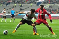 [포토] 몸 싸움 하는 FC 서울 에벨톤 선수