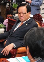 [포토] 대화 나누는 정의화 국회의장과 새정치 이춘석 의원