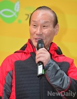 [포토] 형지, 애정담그미 행사에 인사말하는 최병우 회장