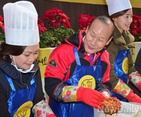 [포토] 4회 맞이한 형지 김장나누기 행사 '애정담그미'