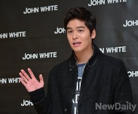 [포토] 한 손으로 가벼운 인사하는 이장우