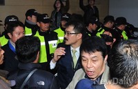 [포토] 서북청년단 재건 총회 막는 경찰