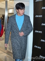 [포토] 그레이톤 코트로 멋을 낸 하석진