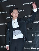 [포토] 웃음참으며 팬들에게 인사하는 이준