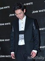 [포토] 포즈 취하다 웃음터진 이준