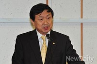 [포토] 지역위원장 경선 결과 발표하는 새정치 신기남 의원