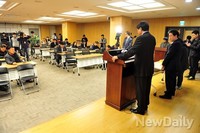 [포토] 새정치 지역위원장 경선 결과 발표하는 신기남