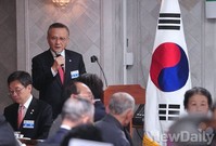 [포토] 인사말 하는 김석우 이사장