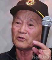 [포토] 눈물 글썽이는 탈북 국군포로 어르신