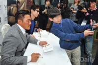 [포토] 친절한 성훈씨, 팬과 함께 사진찍는 추성훈