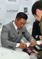 [포토] 격투기 글러브에 사인해주는 추성훈