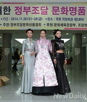 [포토] 중국미스유엔과 함께 국회 방문한 목은선 디자이너