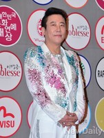 [포토] 성인신인상 수상한 가수 진운