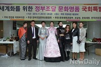 [포토] 중국 미녀들과 국회 방문한 목은정 디자이너