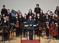 [포토] 인사하는 지휘자 김봉미