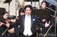 [포토] 첫 무대를 뜨겁게 달군 테너 김동원