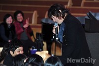 [포토] 김장훈, '다문화 가정 청소년 자선 콘서트 재능기부'