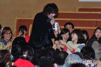 [포토] 김장훈 '더불어 꿈' 자선콘서트서 팬들과 호흡
