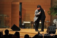 [포토] '더불어 꿈 자선 콘서트' 포옹하는 박선규-김장훈