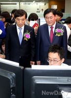 [포토] 원-위안화 직거래시장 살펴보는 최경환-이주열