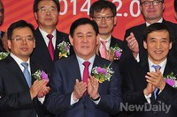 [포토] 원-위안화 거래시장 개장 축하하는 최경환 부총리