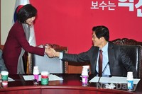 [포토] 인사 나누는 김문수 위원장과 나경원 의원