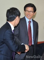 [포토] 인사 나누는 김문수 위원장과 하태경 의원