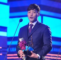 [포토] 베스트 GK 전북 권순태 '몸 안좋으신 아버지께 영광을'