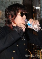 [포토] 물 마시는 모습도 개구진 김장훈