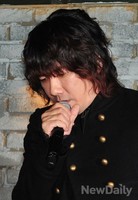 [포토] 진지하게 노래하는 김장훈