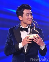 [K리그] MVP 이동국, 트로피 키스 세레모니