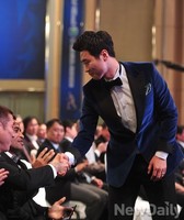 [K리그] 이동국에게 축하 악수하는 차두리