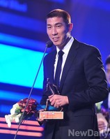 [K리그] 수비수 부분수상 차두리 '차붐의 아들로 인정받기 힘들다'