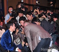 [K리그] 슈틸리케 감독 '이동국 찾아 축하인사'