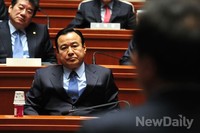 [포토] 의원총회 바라보는 새누리당 이완구 원내대표