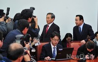 [포토] 비공개 회담 위해 자리 옮기는 여야 원내대표
