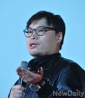 [포토] 강연하는 1세대 웹투니스트 강풀