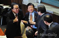 [포토] 본회의장에서 대화 나누는 문희상-김무성