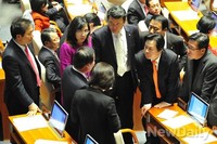 [포토] 의원들에게 상황 설명하는 새누리당 김재원 의원