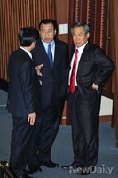 [포토] 급박하게 대화 나누는 이완구-우윤근