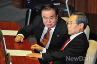 [포토] 대화 나누는 '문희상-우윤근'