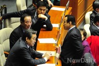 [포토] 새누리당 지도부에 상황 설명하는 이완구 원내대표