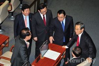 [포토] 본회장에서 회동하는 여야 지도부