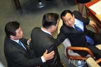 [포토] 언성 높이는 새누리당 김성태 달래는 이완구