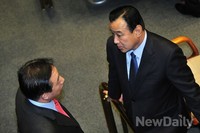 [포토] 분노하는 김성태, 달래는 이완구