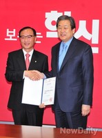 [포토] 임명장 받는 새누리당 김제식 의원