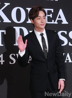 [포토] 로이킴 '블랙슈트에 타이로 포인트'