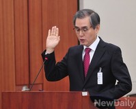 [포토] 선서하는 정재찬 후보자