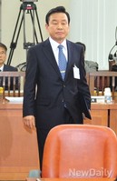 [포토] 선서문 전달하는 박인용 장관 후보자