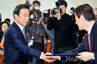 [포토] 증인선서문 전달하는 박인용 안전처 장관 후보자